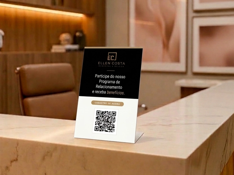 Display de mesa na recepção de uma clínica convidando o paciente a entrar no programa de relacionamento pelo QR code