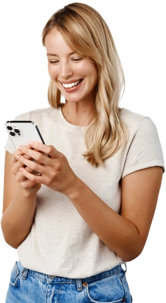 Paciente lendo no celular a mensagem de retorno enviada pela clínica