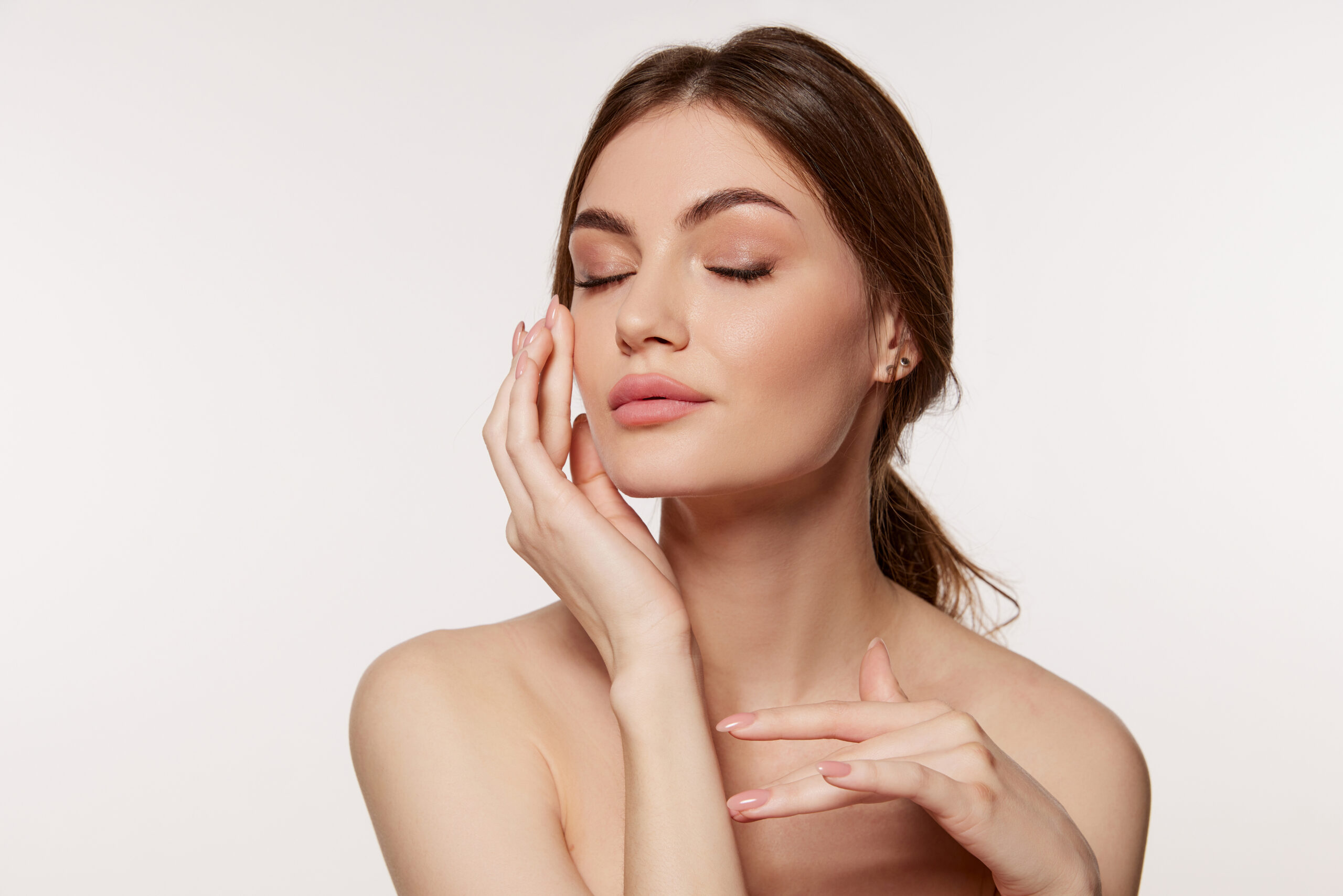 Paciente de olhos fechados tocando o próprio rosto