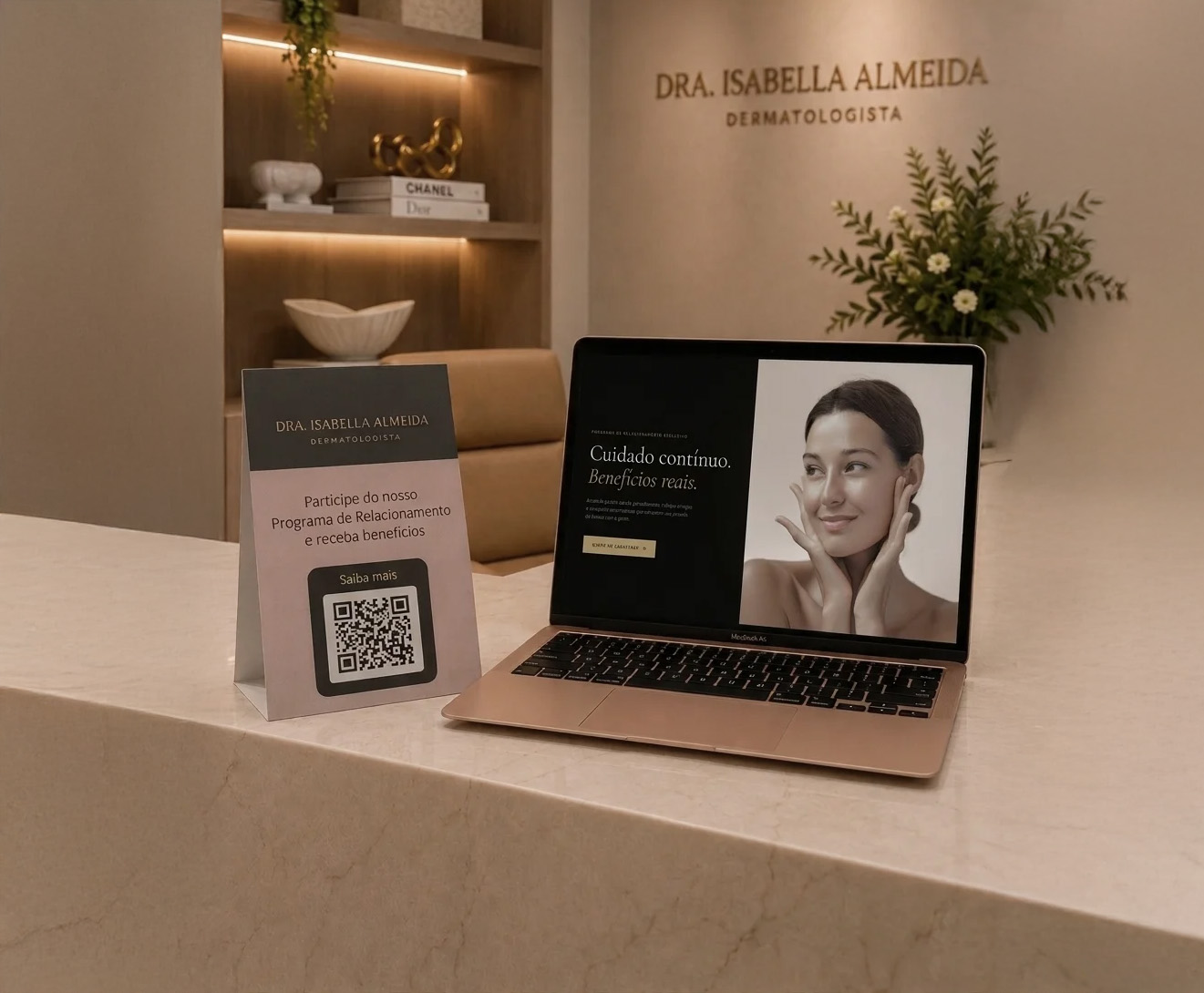 Balcão de recepção de clínica com um cartaz de QR code do programa de relacionamento ao lado de um notebook
