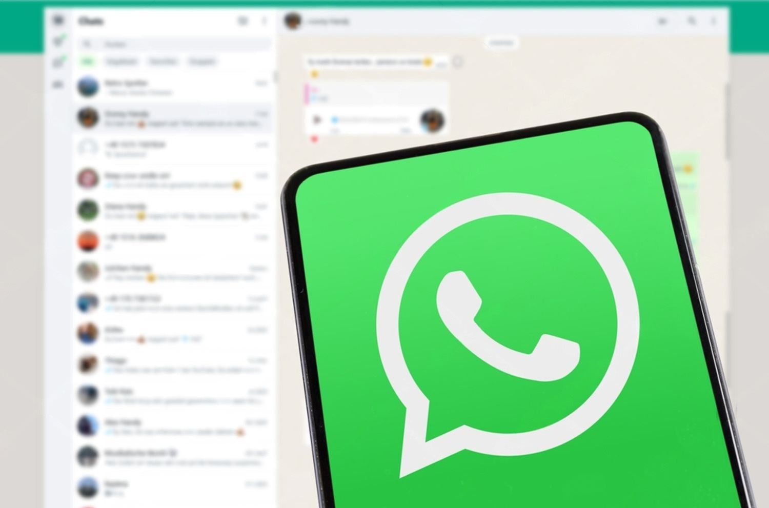 Tela do WhatsApp aberta no computador e no celular